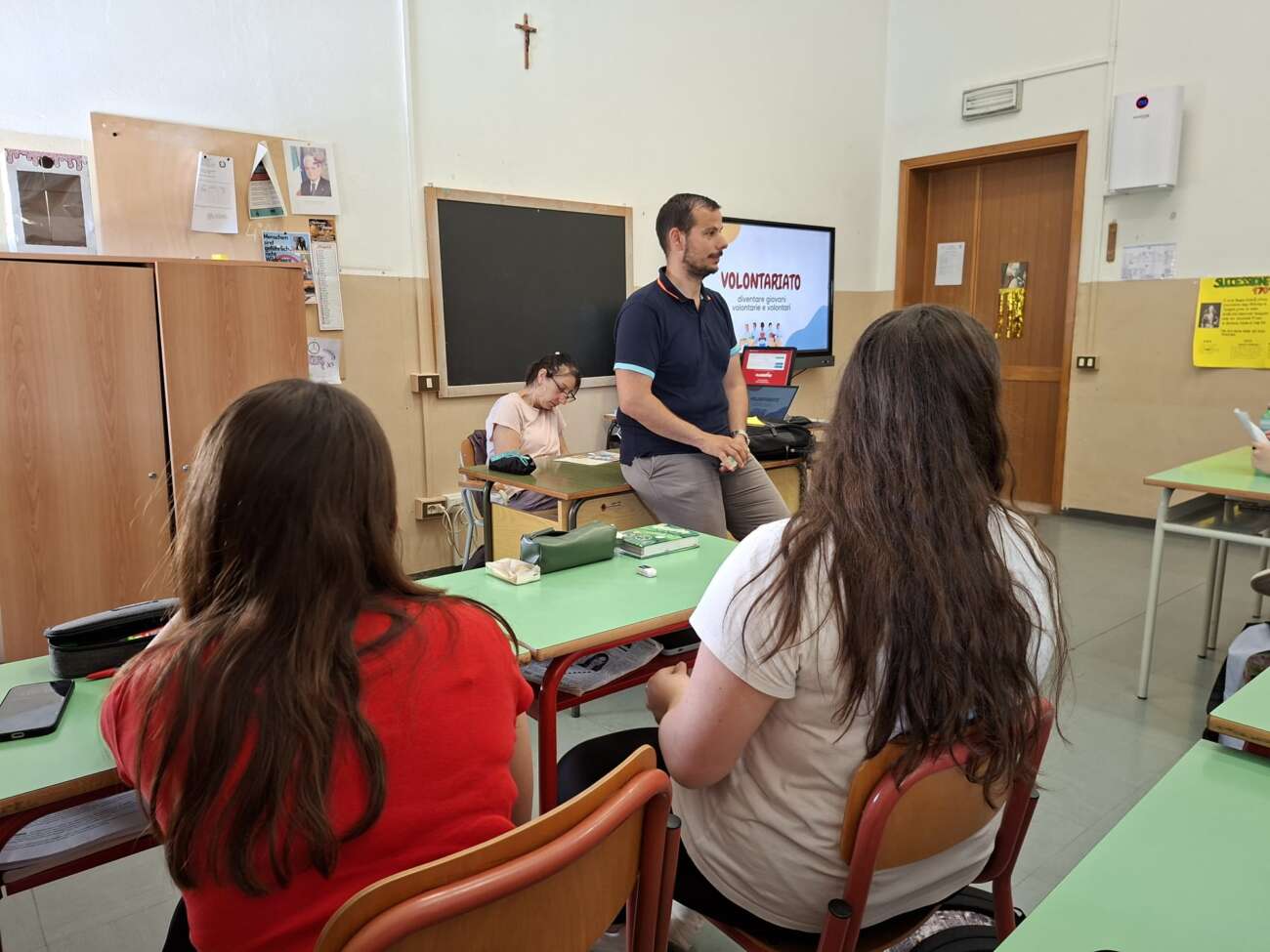 educazione-civica-scuola Vaso rotto e riparato con colla turchese, tenuto da più mani, con una piantina che cresce al suo interno.