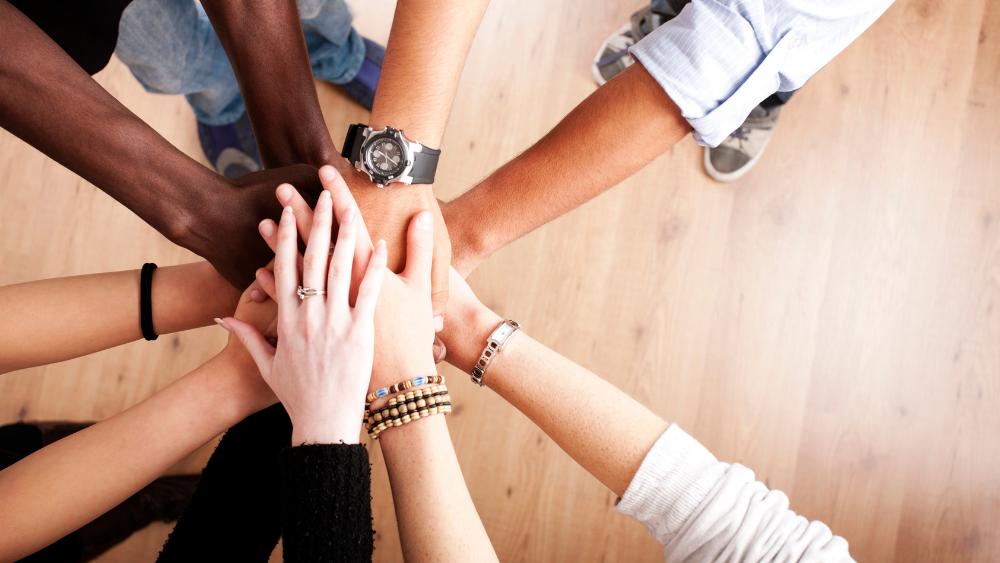 Il progetto tende a costruire una rete di organizzazioni che si occupano di ascolto e orientamenti ai servizi socio-sanitari